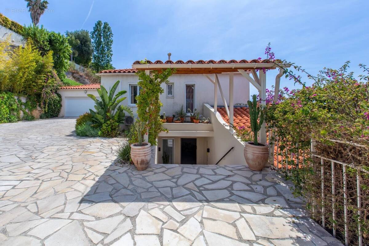 Nice Corniche Fleurie - villa 7 pièces - piscine - garages - vue dégagée  verdure et mer . - photo 29