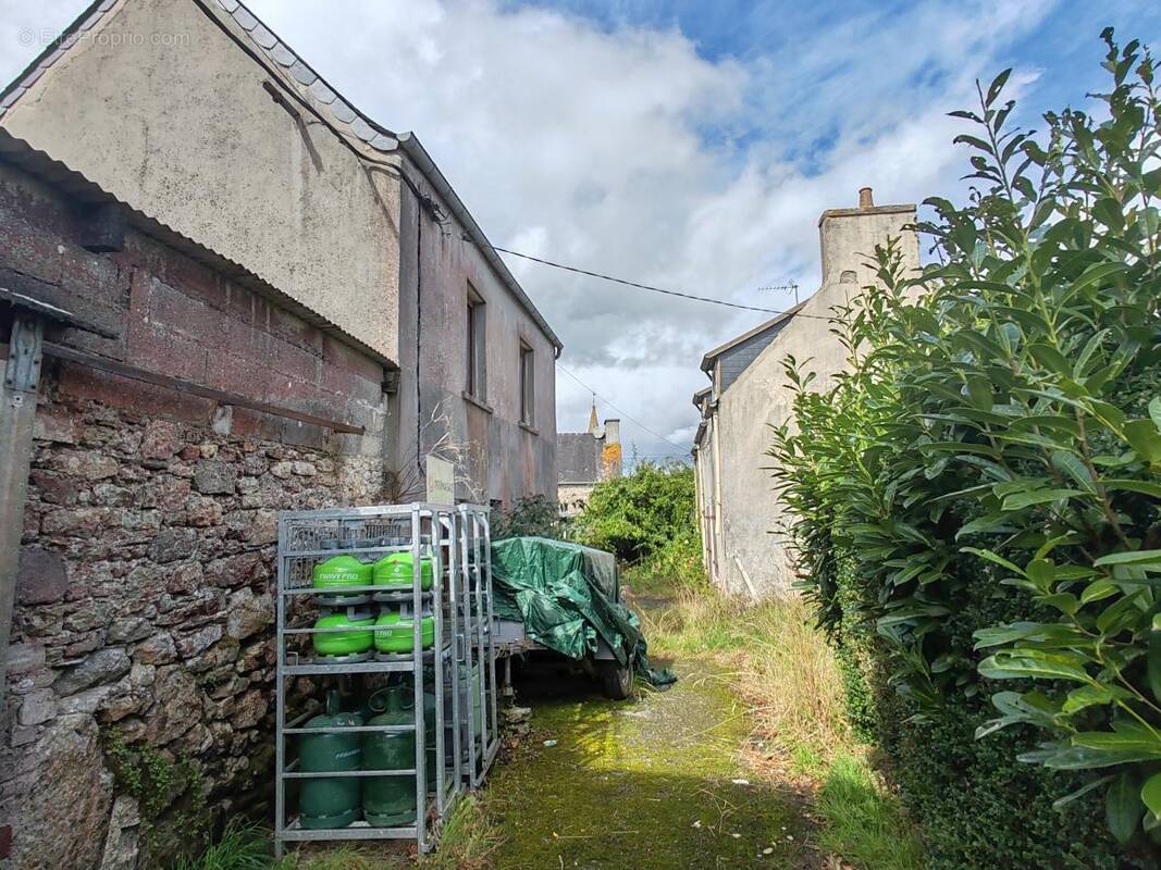 Maison à LE CLOITRE-SAINT-THEGONNEC