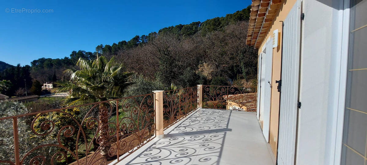 Nouveaute neoprovencale 5 p -157 m2 sur 1500 m2 de terrain- - photo 6