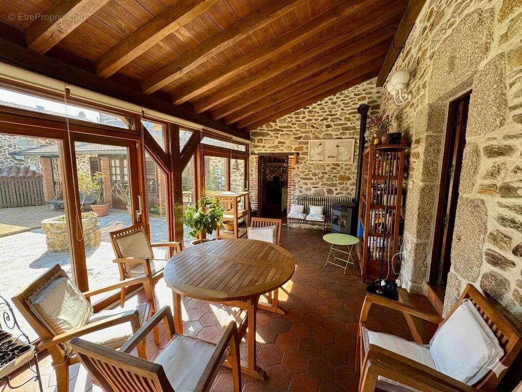 Propriété de 415 m² avec gîte et espace bien être - photo 2