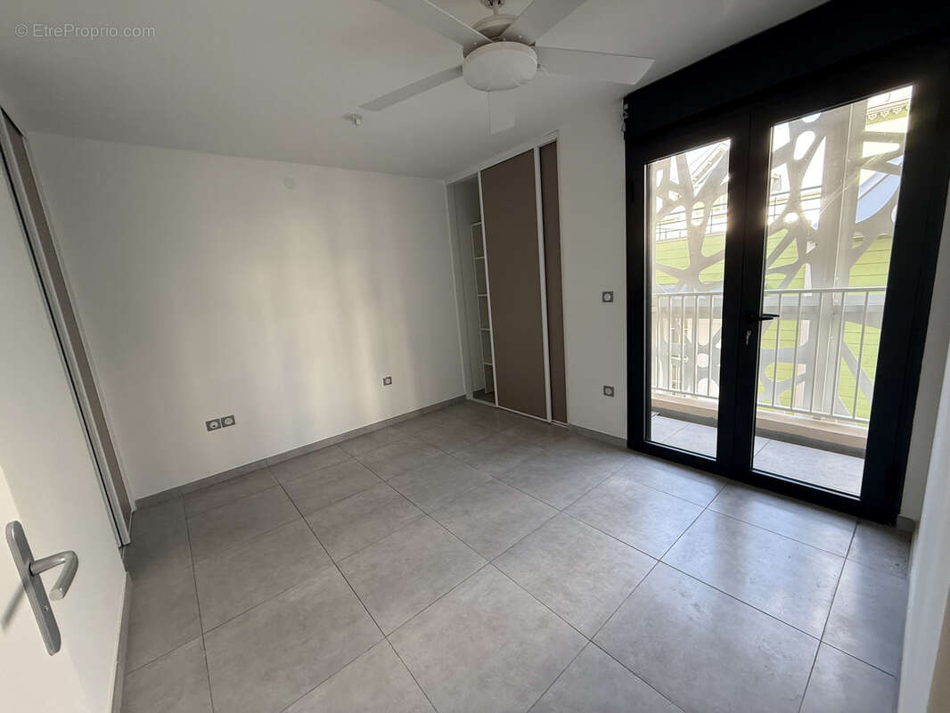 F4 de 78  m2 et terrasse 19 m2 en centre ville Saint Denis. - photo 3