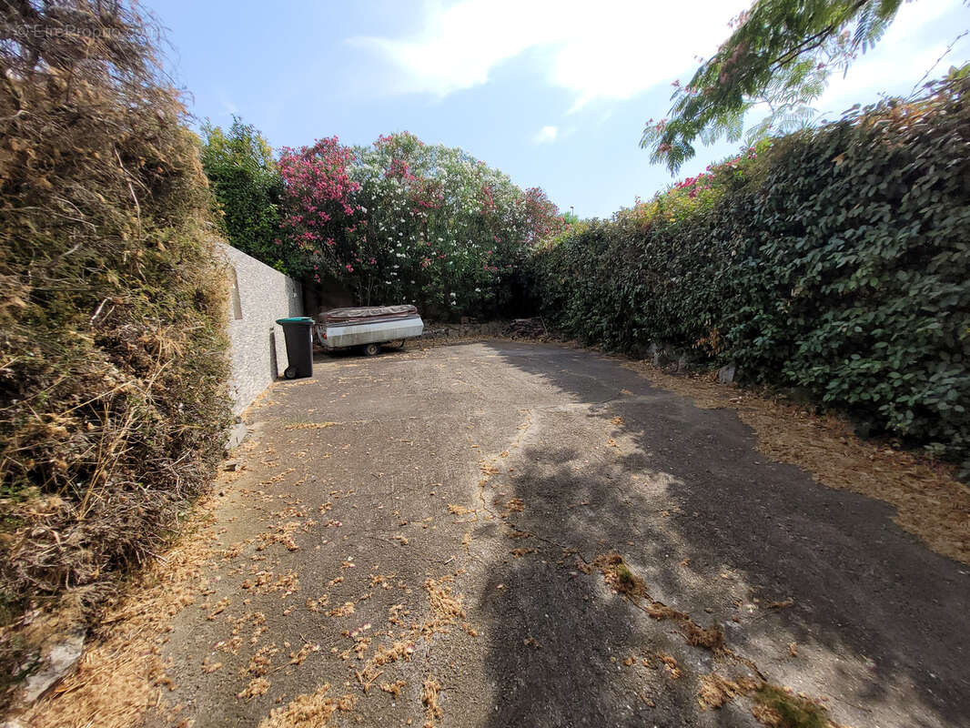  FLEURY Villa de type V d'une SH 152 m2 sur 3 faces sur un terrain de 619 m2 avec piscine. - photo 22