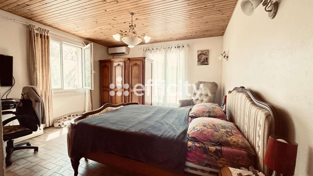 Maison à SAINT-JULIEN-DE-PEYROLAS