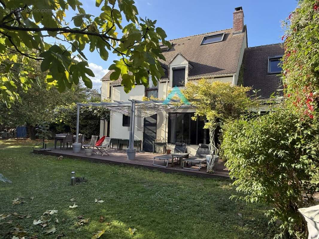 Maison à LE MESNIL-LE-ROI