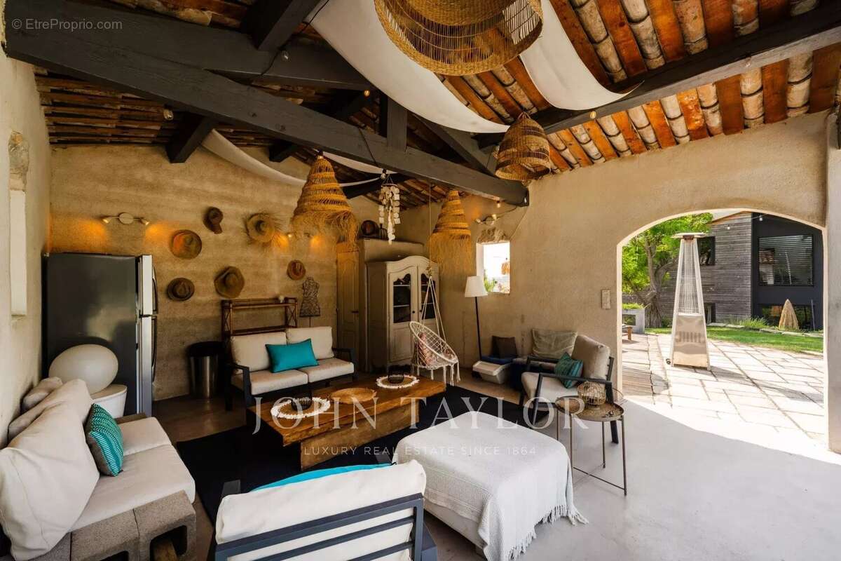 Maison à VENTABREN