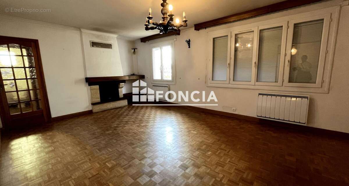 Maison à SAINT-JEAN-DE-LA-RUELLE