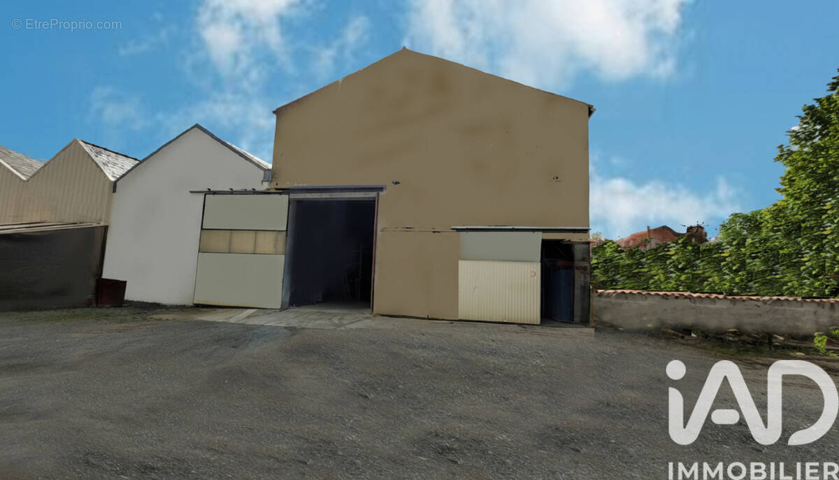 Photo 1 - Parking à SAINT-JEAN-D&#039;ANGELY