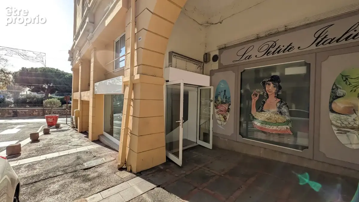 Local commercial avec belle vitrine donnant sur rue passante de FREJUS CENTRE - photo 3