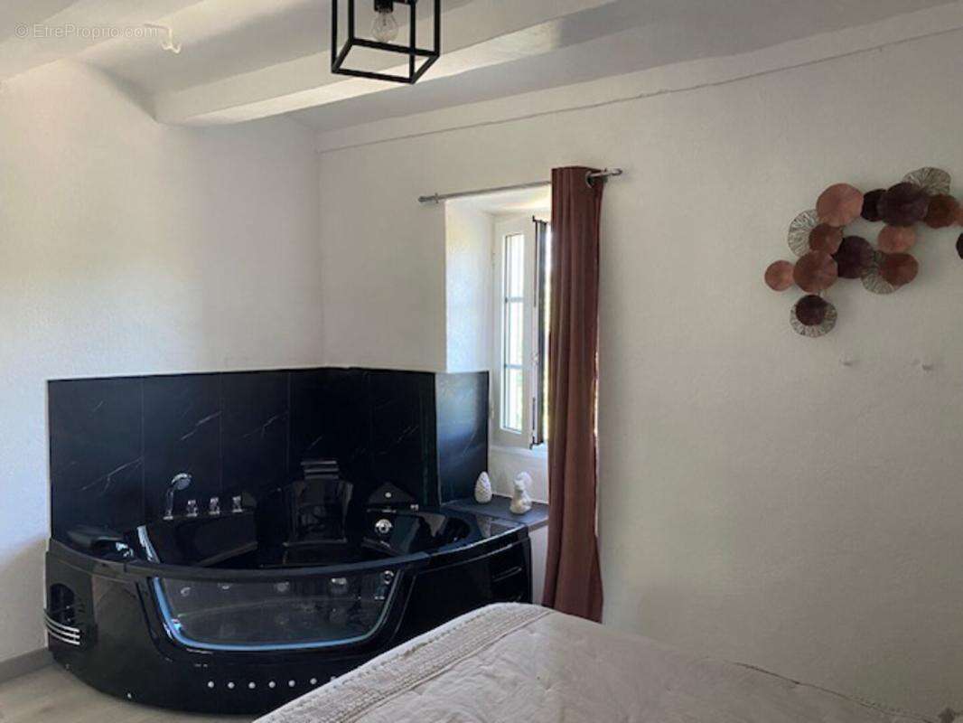Maison en pierre avec piscine sur 8500 m² de terrain Bessas 10 pièce(s) 244 m2 - photo 10