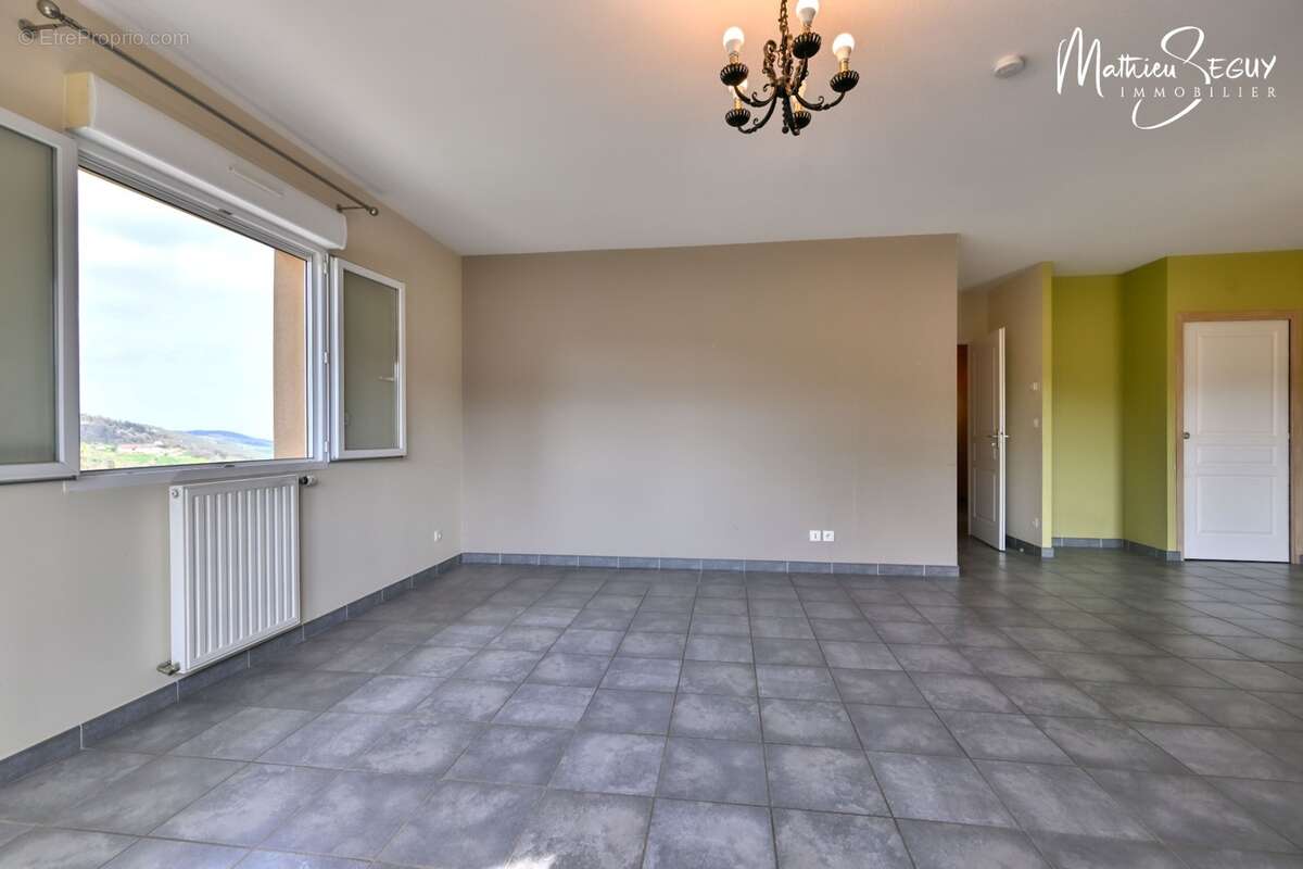 YZERON - Agréable appartement grand T3 avec balcon et vue  + stationnement dans garage fermé - photo 25