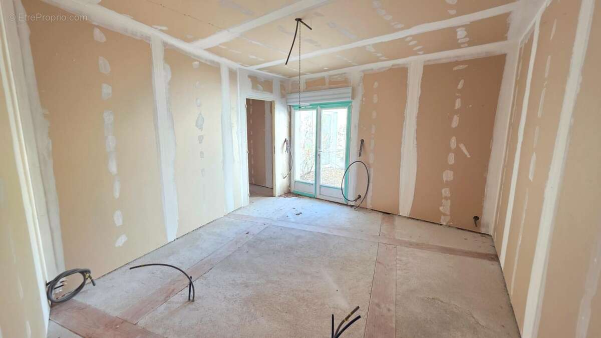 Loft d'exception en cours d amenagement - volumes uniques et potentiel infini avec ses dependances - photo 12