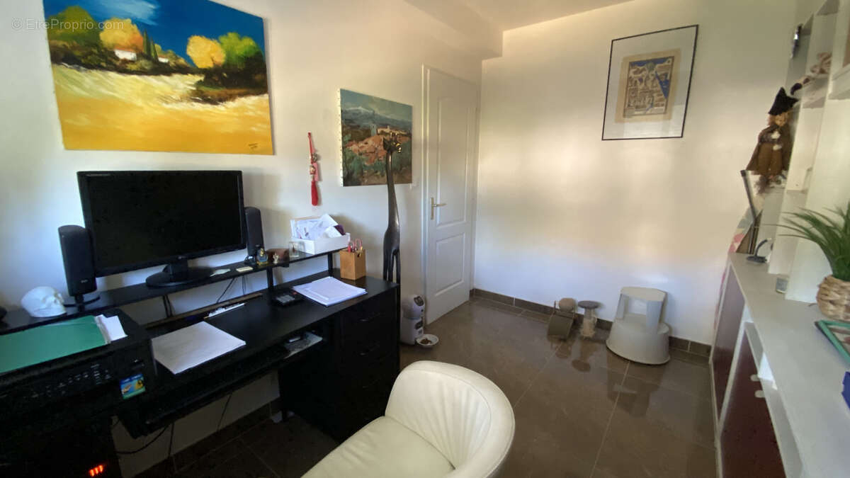 A vendre   Villa T6 de 151 m2 avec piscine et garage   Moux - photo 11