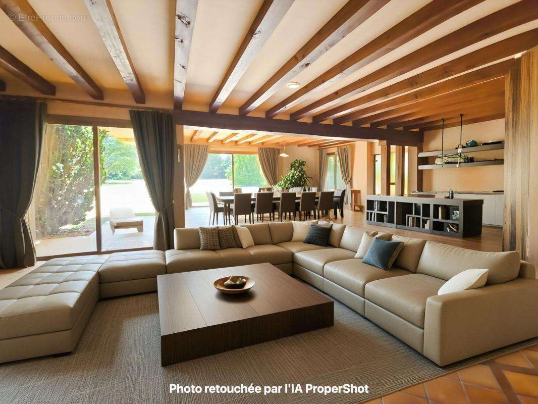  Un cadre de vie privilégié Édifiée sur un terrain de plus de 6 780 m², entièrement clos et paysager, cette propriété vous garan - photo 3