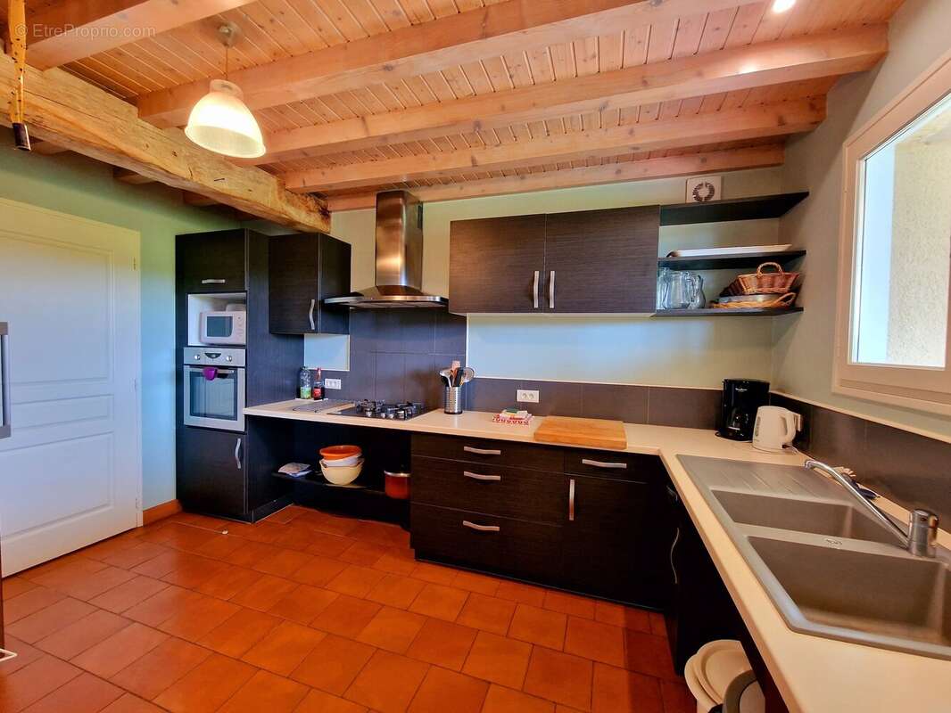 Élégante Propriété de Campagne avec Gîte et Annexe dans un Cadre Paisible - photo 5