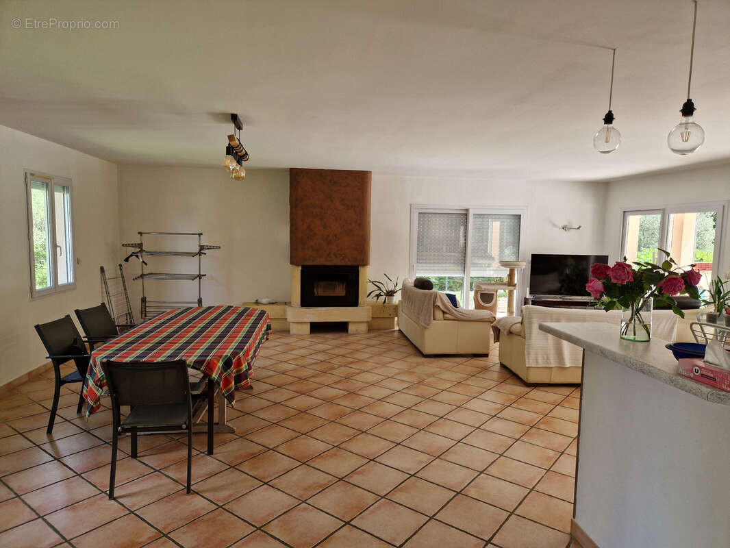Proche Périgueux MAISON de PLAIN PIED 146 m2 avec 4 chambres / Grand garage / Grand terrain avec PISCINE. - photo 13