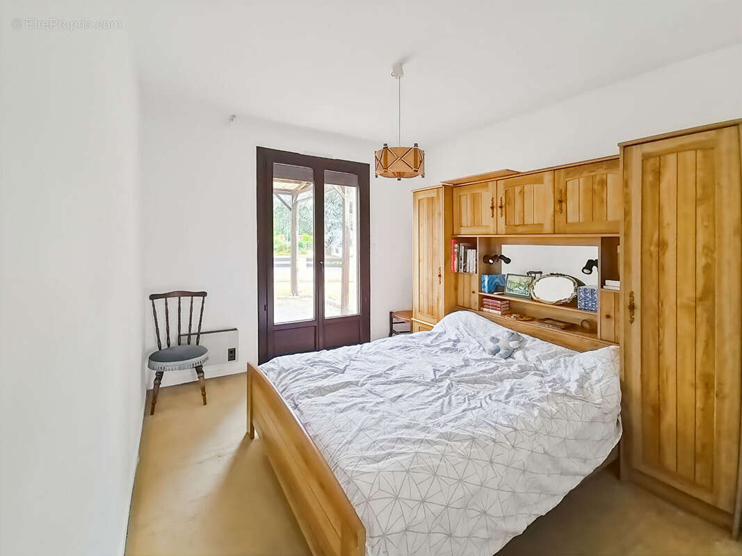 Villenave d ornon-Vieux-Bourg-T5-(3 Chambres+1 bureau ) Garage-Dépendance-Terrain - photo 4