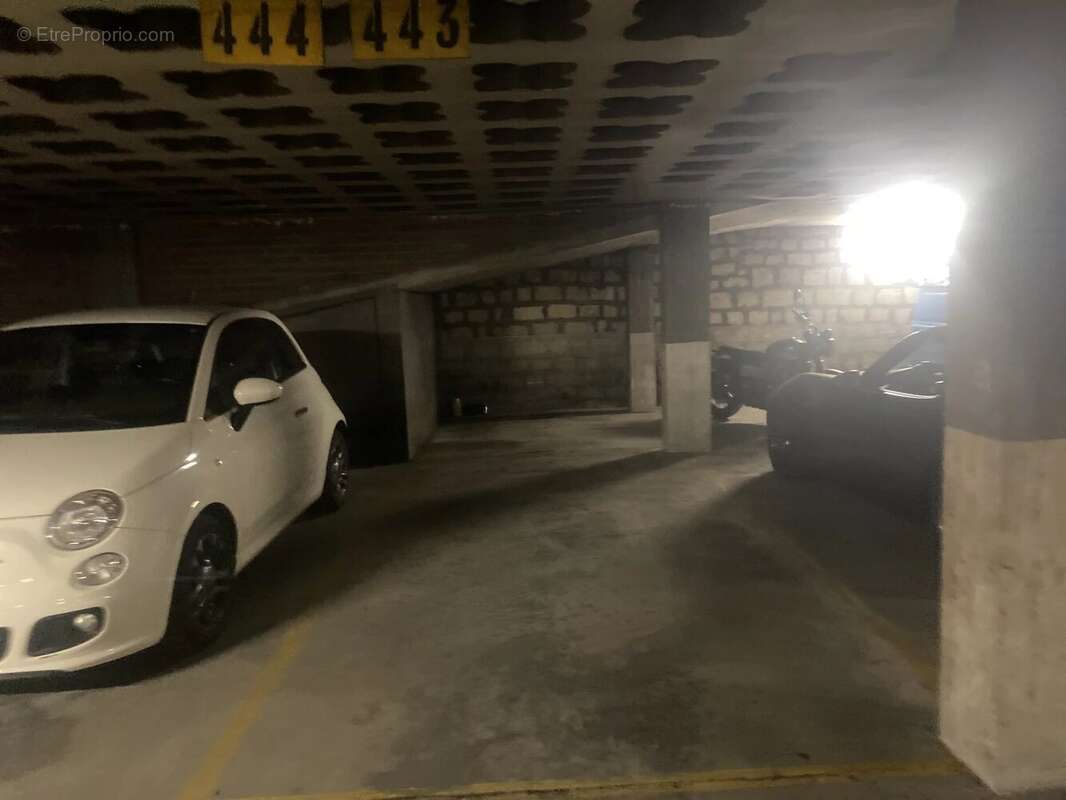 Parking à PARIS-15E
