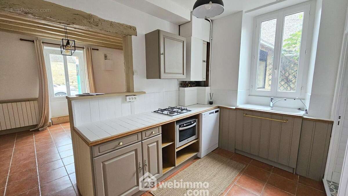 Une cuisine de 8 m² meublée et fonctionnelle. - Maison à MILLY-LA-FORET