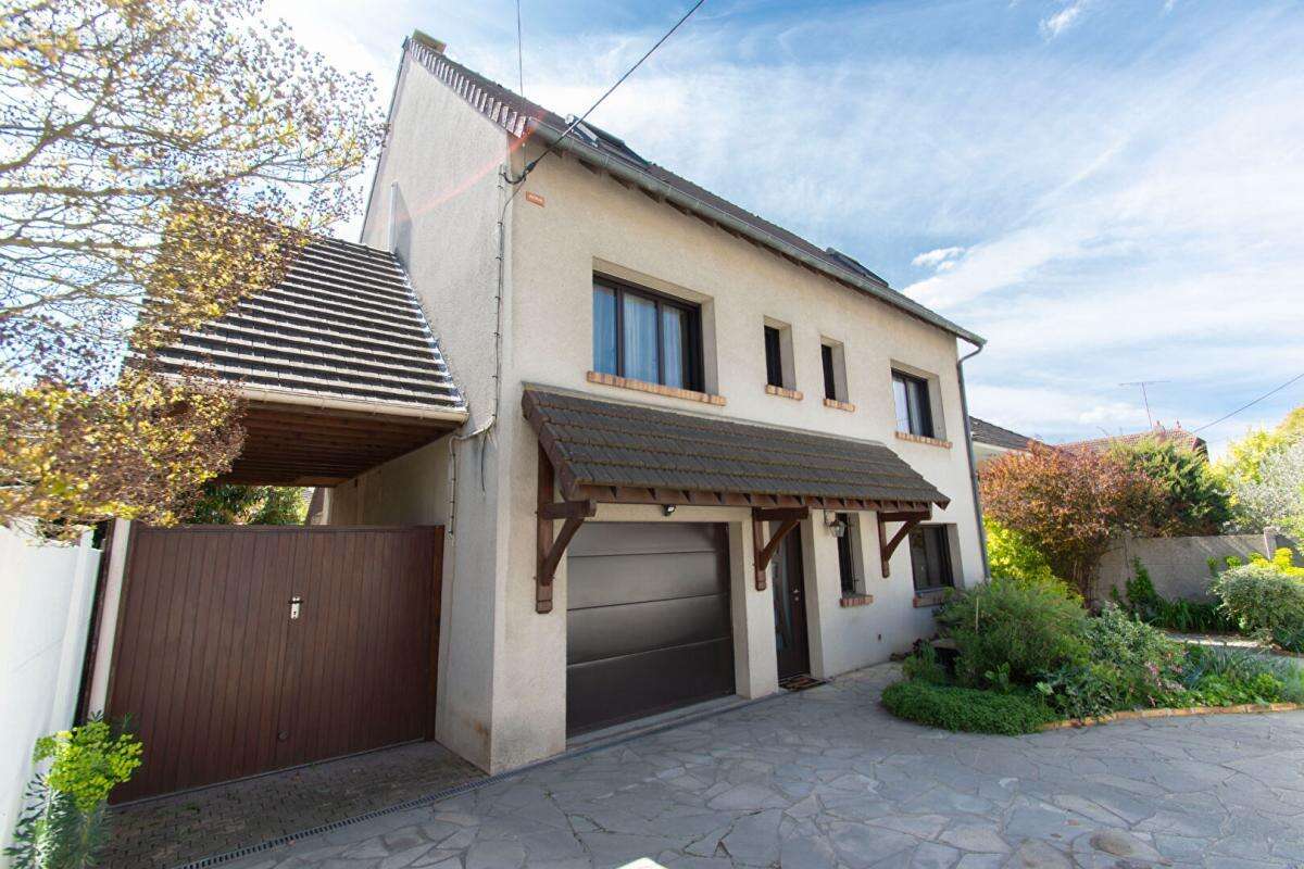 Maison à SAINTE-GENEVIEVE-DES-BOIS