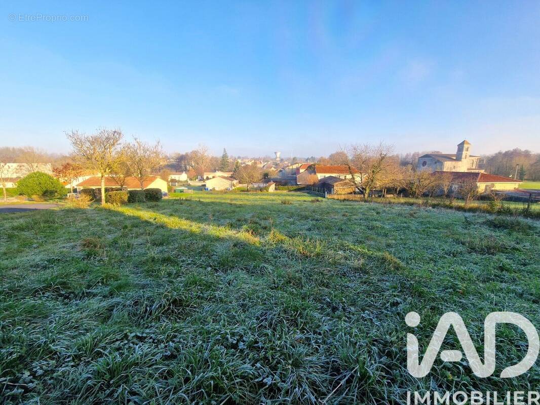Photo 1 - Terrain à BAIGNES-SAINTE-RADEGONDE