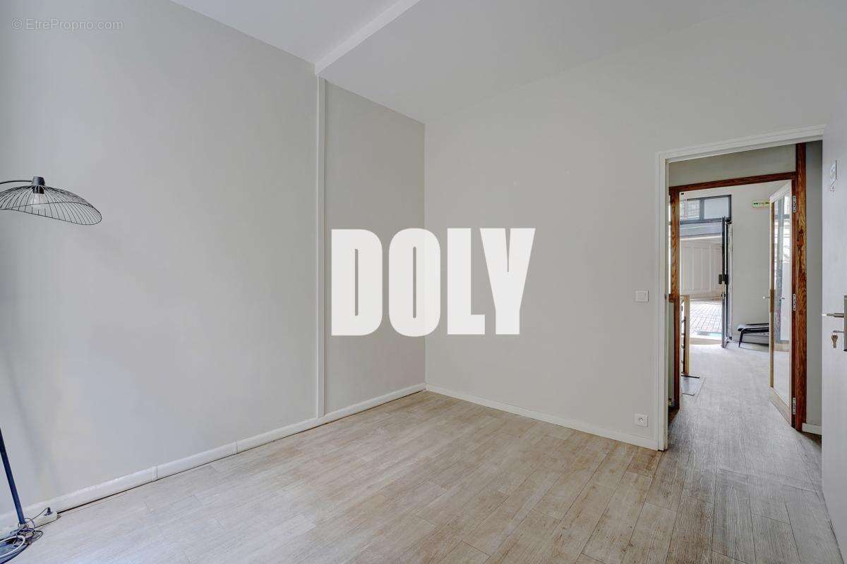 Commerce à PARIS-8E