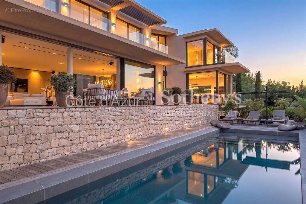Vallauris, villa d'architecte contemporaine de 433 m² avec cinq suites, piscine miroir - photo 4