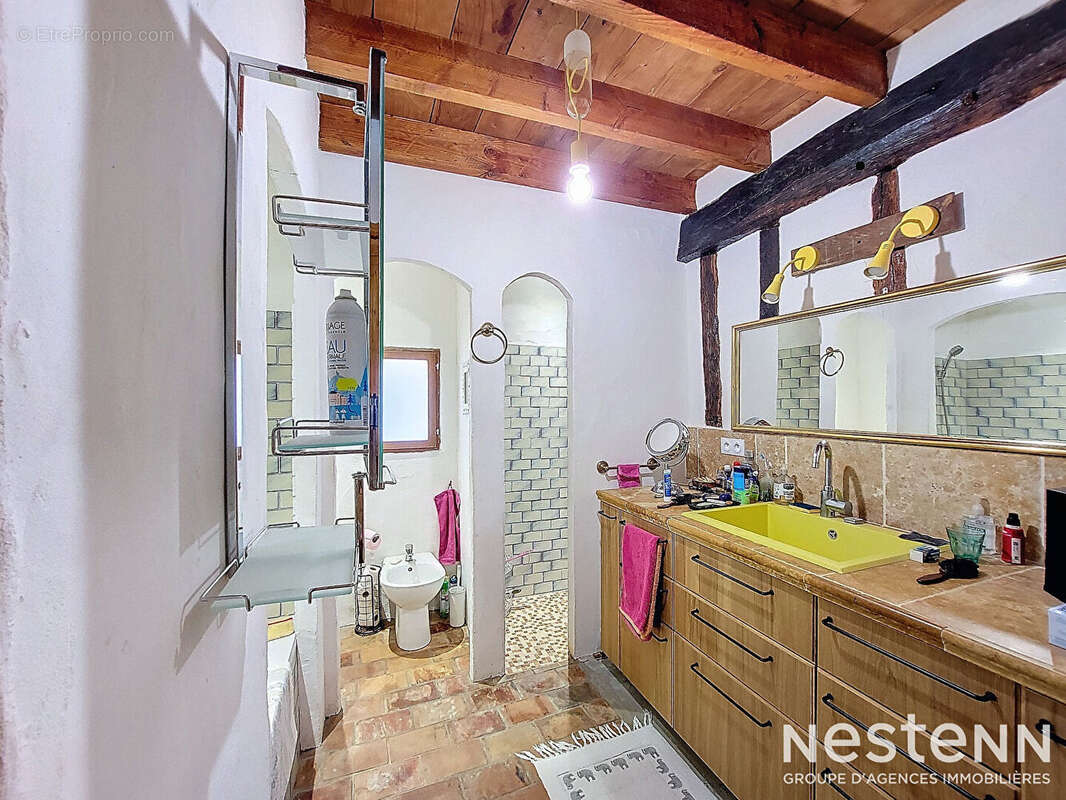A Vendre Maison en pierre rénovée de cinq pièces sur propriété de plus de 2.4 hectares - photo 11