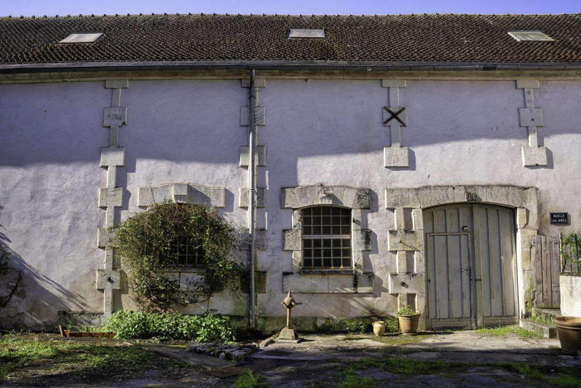 Maison à SAINT-JEAN-D'ANGELY
