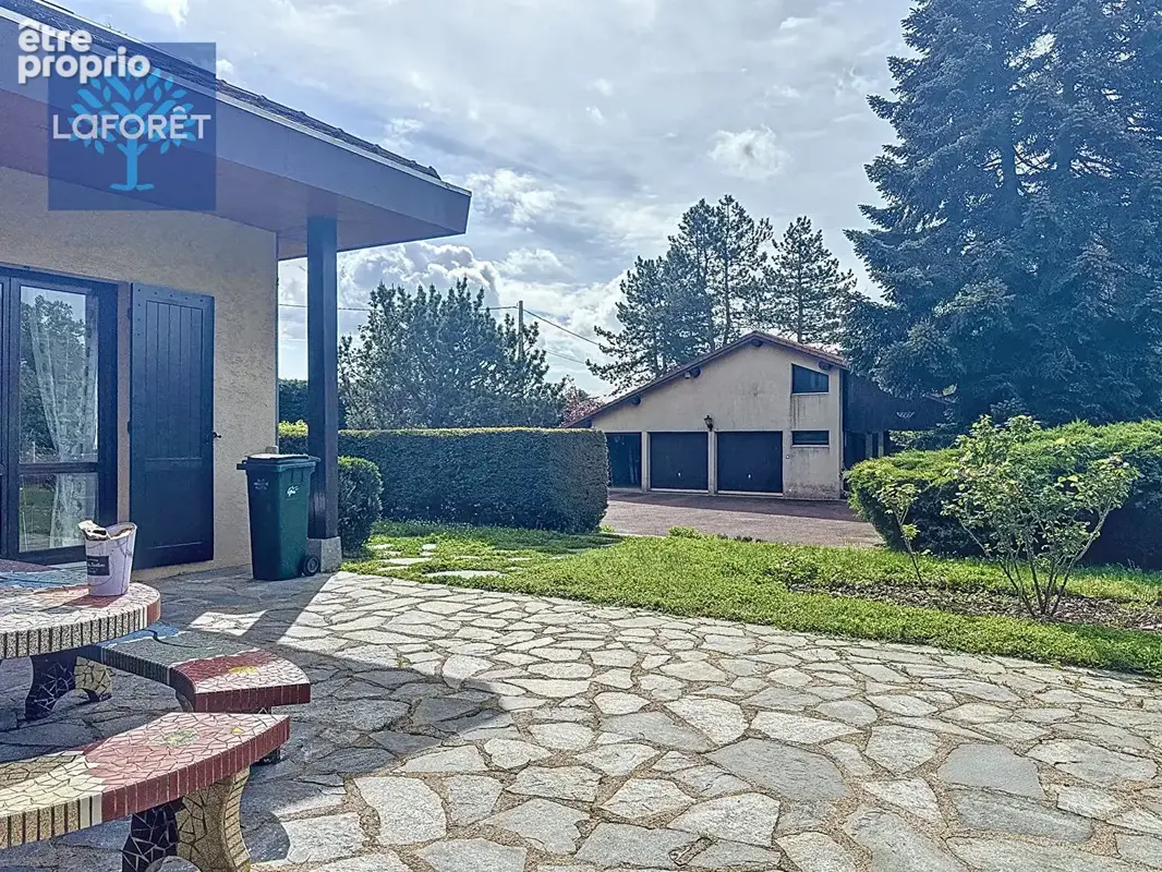Photo Maison à Saint-Genis-Laval au prix de 1 040 000€