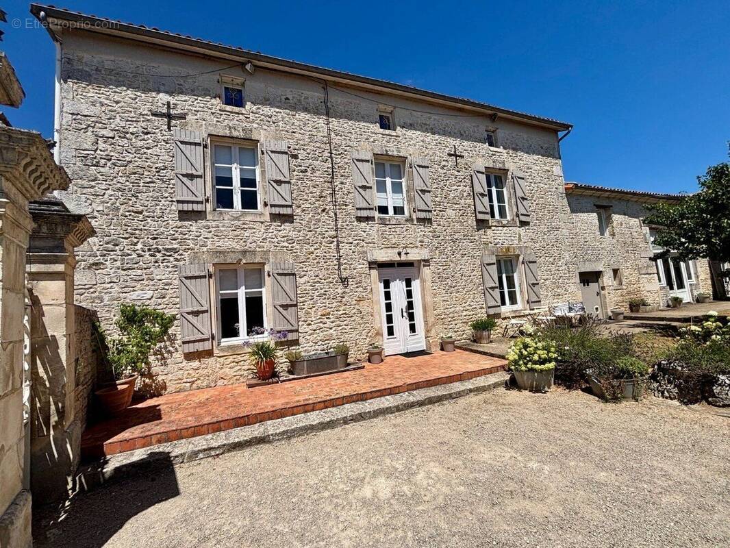 Maison à AUNAC