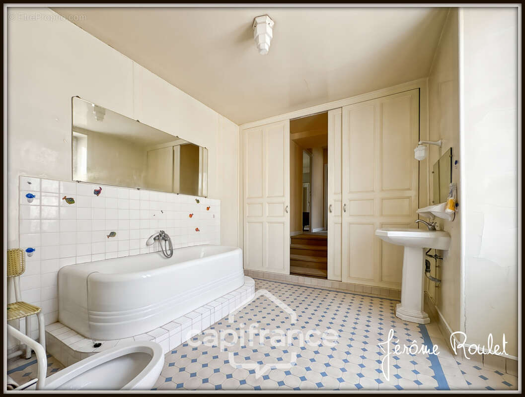 Hyper centre Neuville-de-Poitou – Maison de caractère 305 m² – Jardin, garages et fort potentiel - photo 21