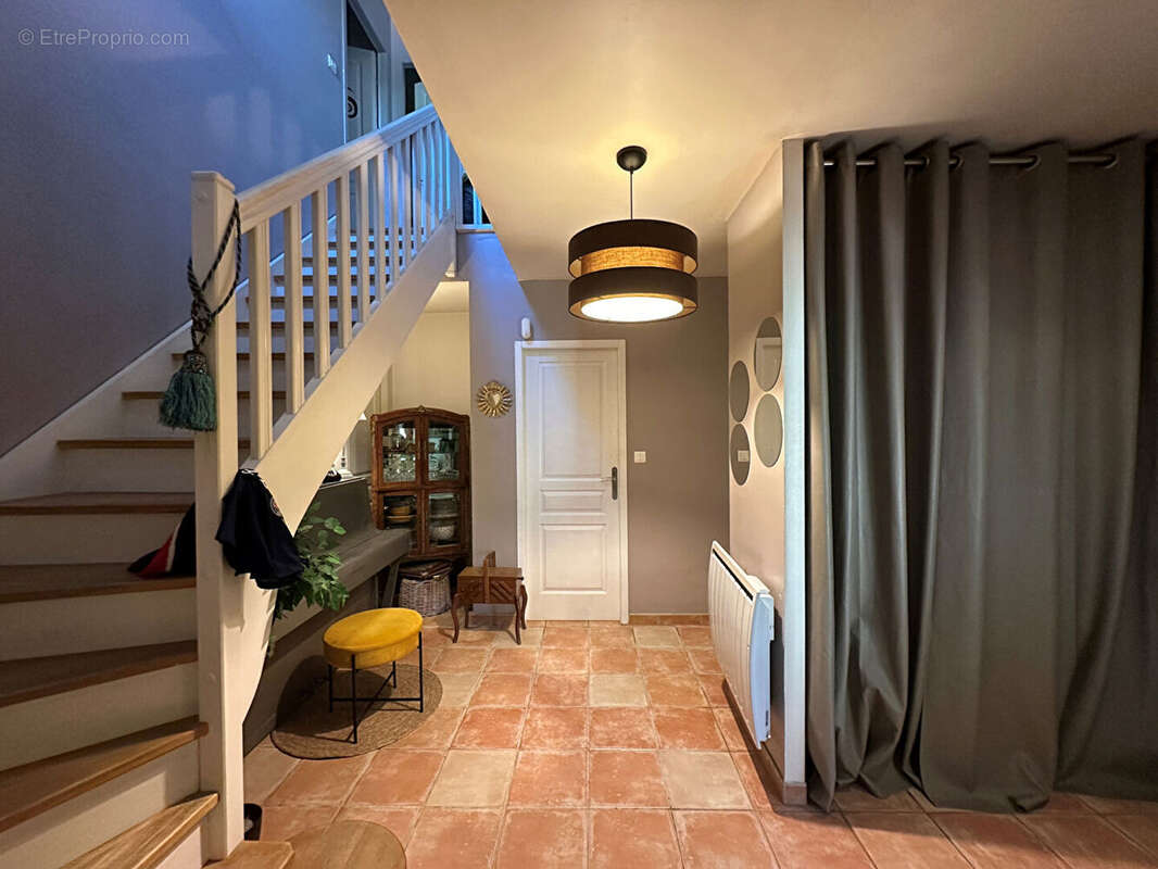 Villa T6 de 170 m² avec jardin et et piscine - photo 7