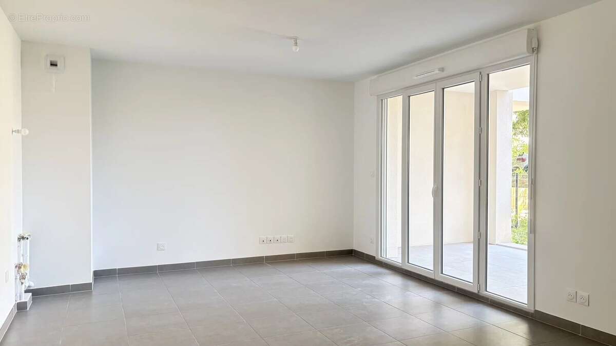 Appartement T2 - Etat Neuf avec jardin privatif et stationnement - Port-de-Bouc - Résidence Villa Marina - photo 2