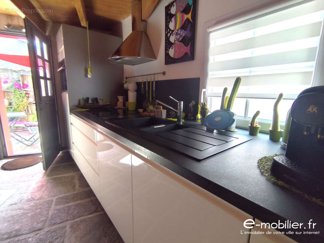 Vue cuisine sur terrasse - Maison à GROIX