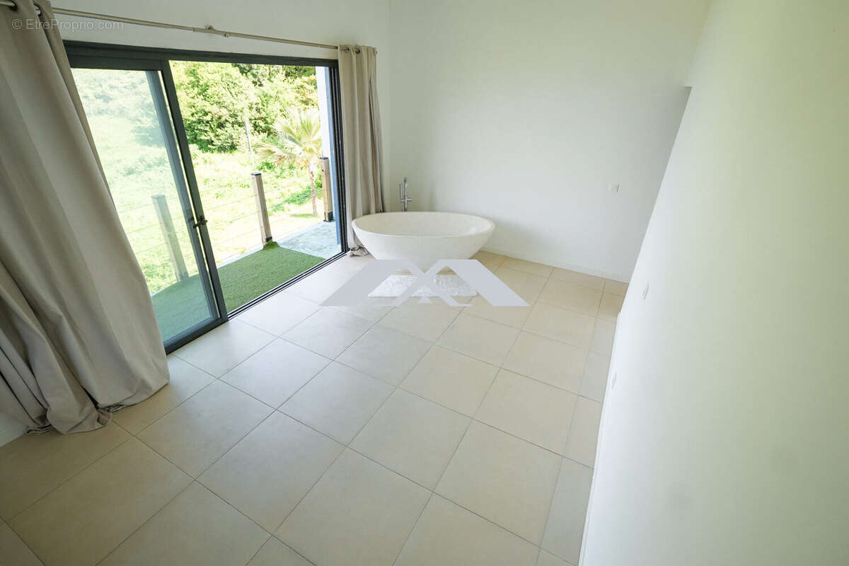 Maison à LES TROIS-BASSINS