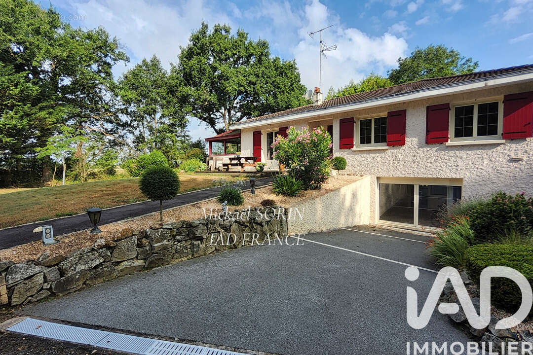 Photo 2 - Maison à LA CHAIZE-LE-VICOMTE