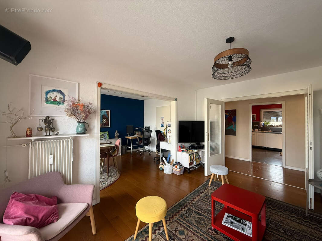 À vendre   Spacieux F4 de 102 m2 avec double salon, balcons, garage et cave   Saint-Louis - photo 3