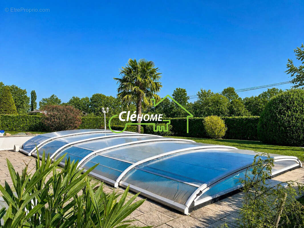 Maison 154 m² à Charentay  - photo 2