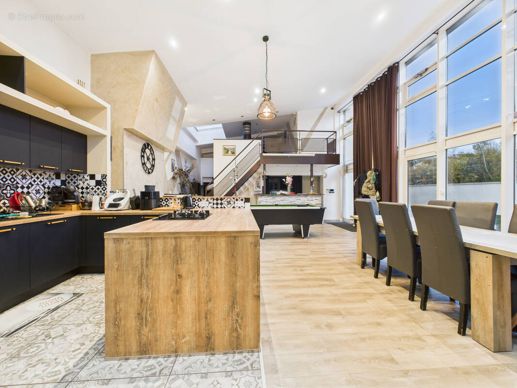 Maison à LE CHAMBON-FEUGEROLLES