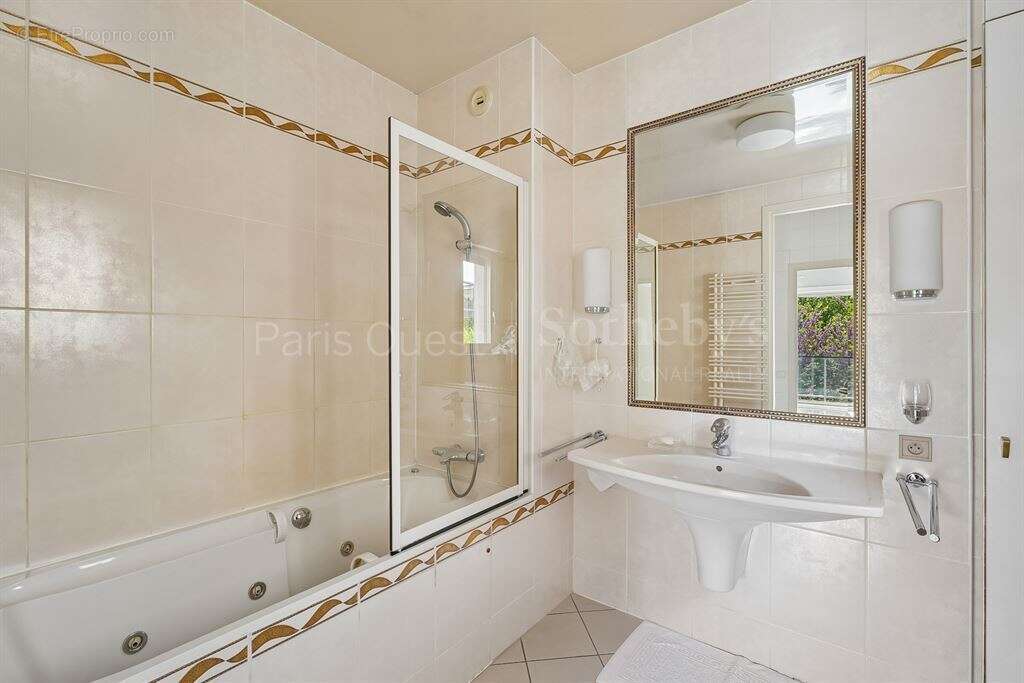 Appartement à NEUILLY-SUR-SEINE