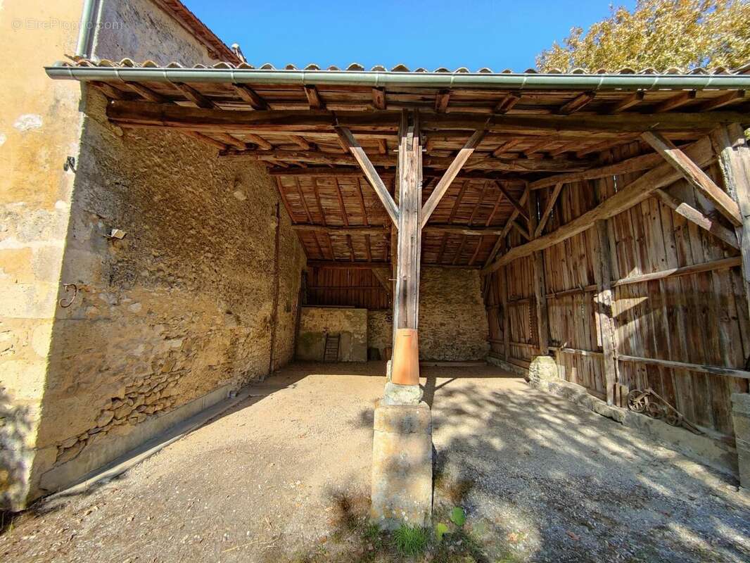 Maison à SAINT-MORILLON