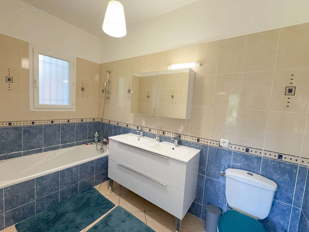 Maison à SAINT-MITRE-LES-REMPARTS