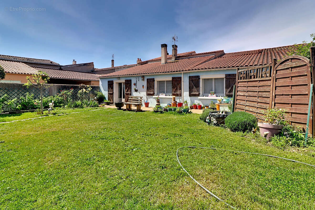 Maison familiale avec jardin 5 chambres - Plain-pied - Sainte-Soulle - photo 3
