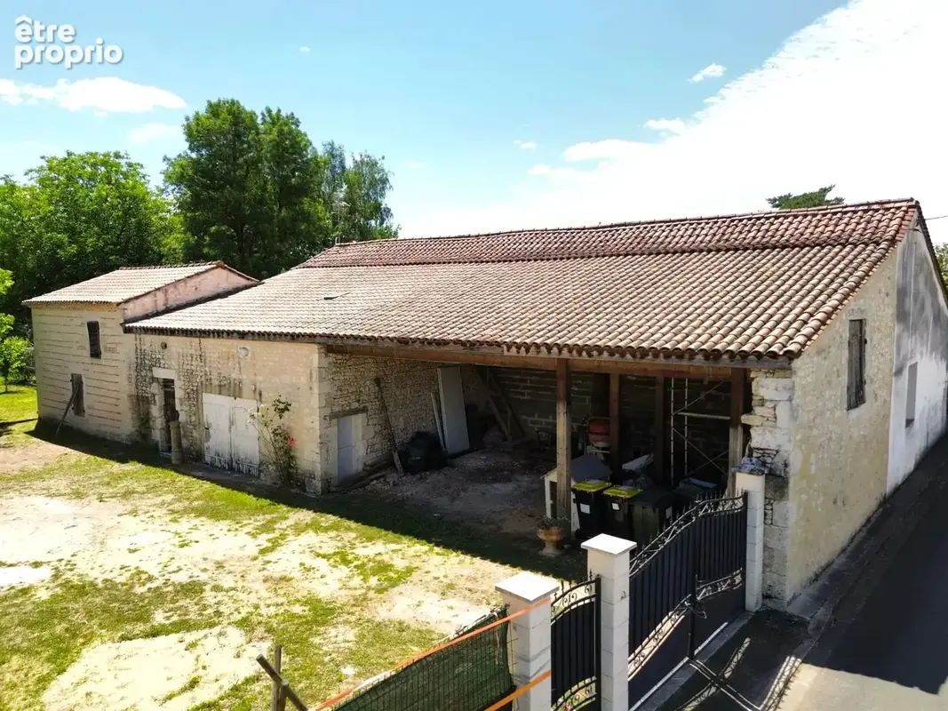 Belle maison en pierre rénovée avec nombreuses dépendances, jardin clos et fort potentiel - photo 19