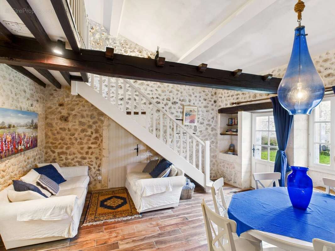 Maison à NANTEUIL-AURIAC-DE-BOURZAC