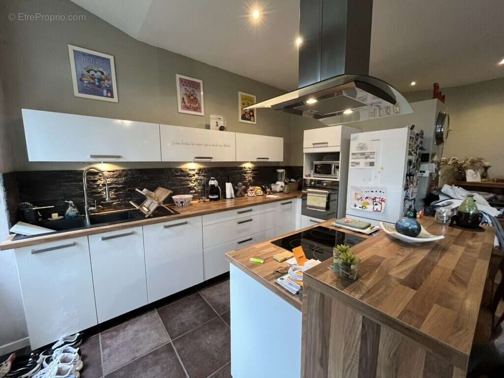 Appartement à SAINT-GENEST-LERPT