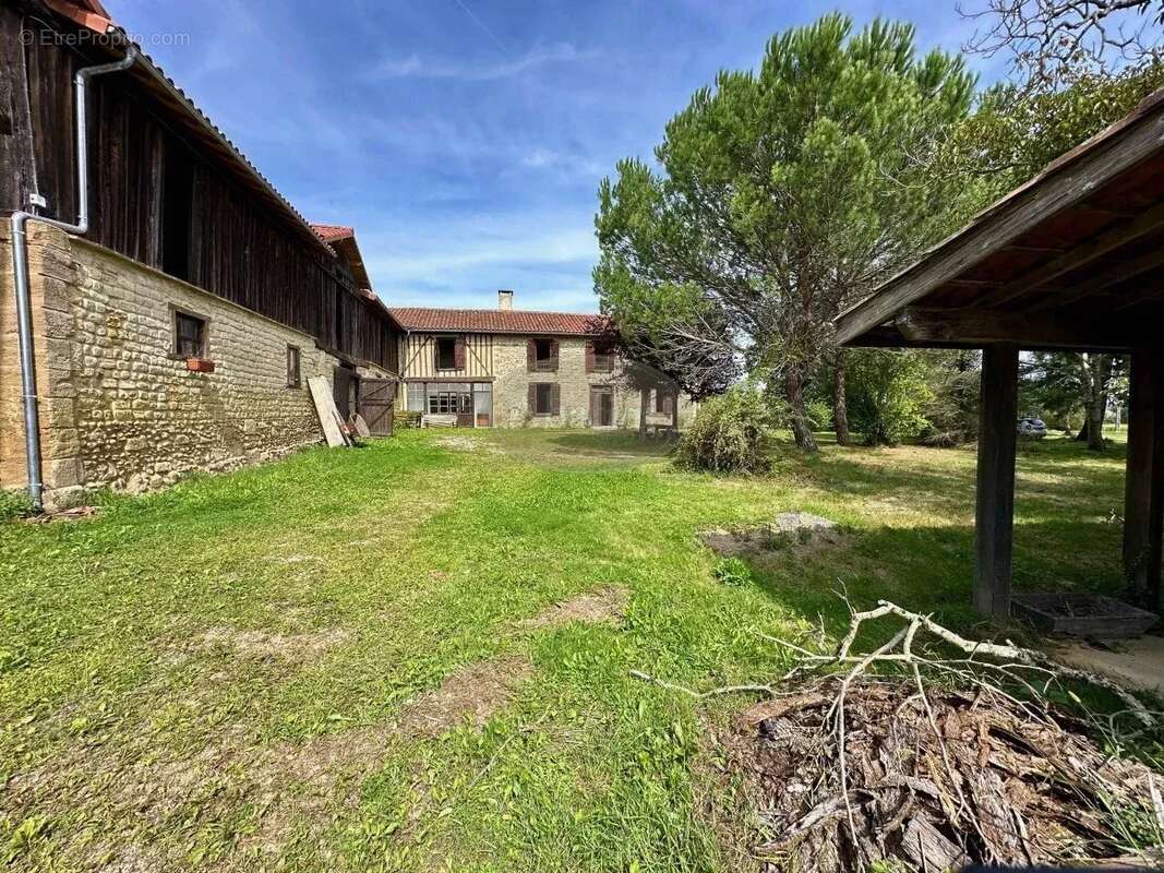 Maison à MONLEON-MAGNOAC