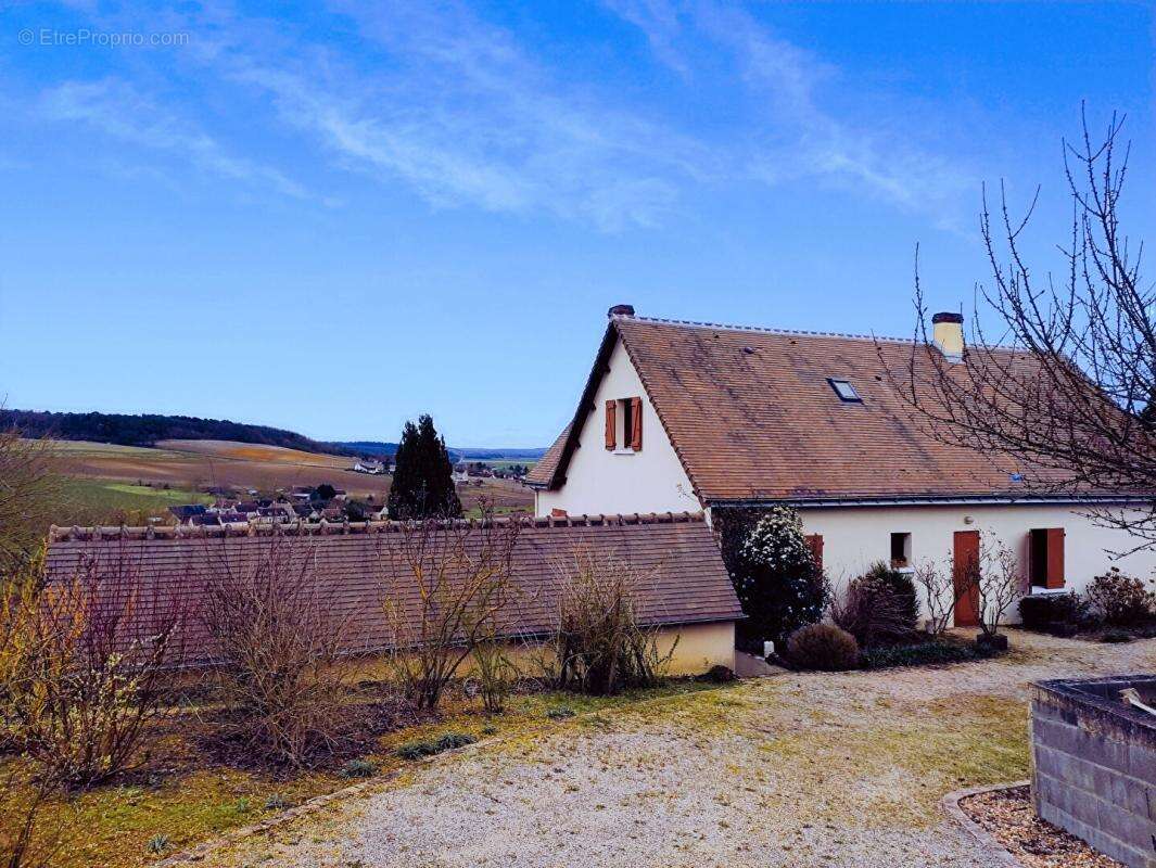 Maison Chambon 8 pièce(s) 160 m2 - photo 3