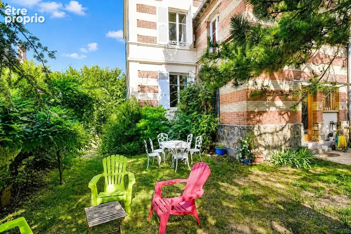 Le vesinet coeur de centre  - 3 mn rer - propriete de 183 m² - 5 chambres - terrain 644 m² - photo 3