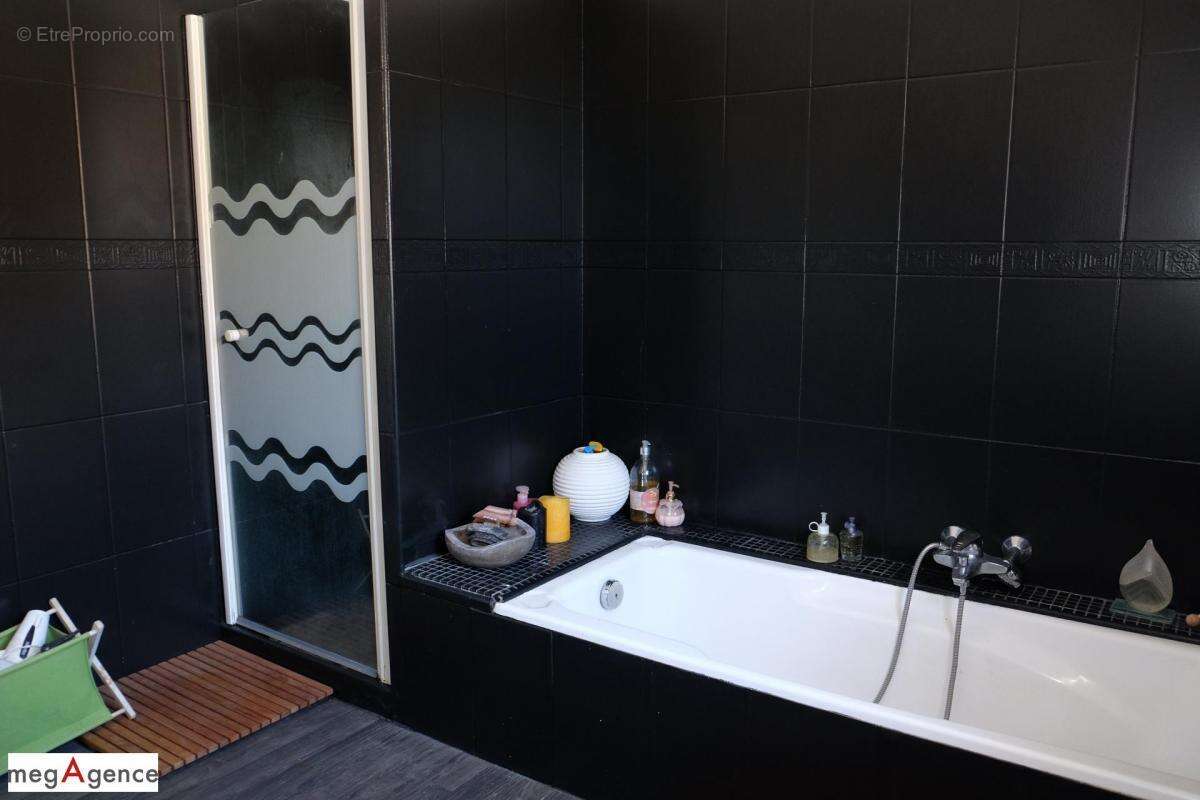 Maison à SAINT-GERMAIN-LES-VERGNES